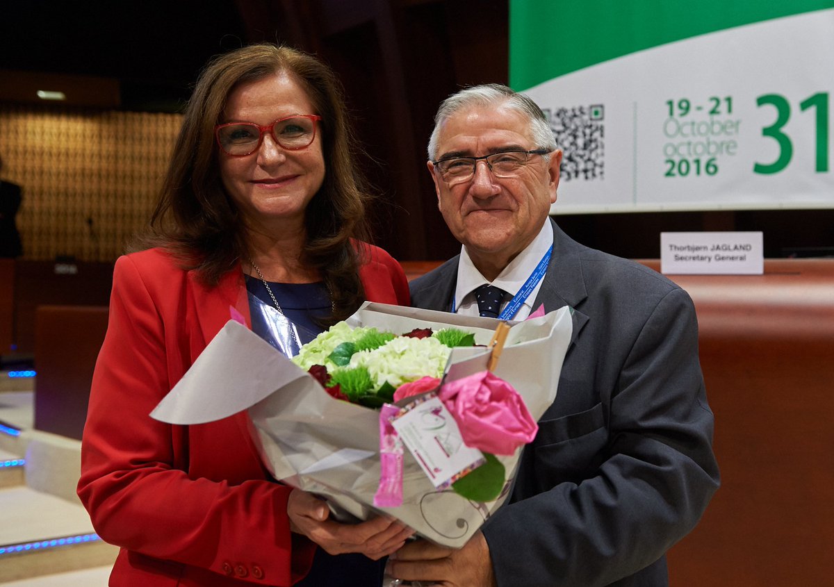 Solange Autokorrektur aus #Präsidentin Präsidenten macht, stimmt was nicht. Gratulation, Gudrun #Mosler-Törnström bit.ly/2dzM6Tn