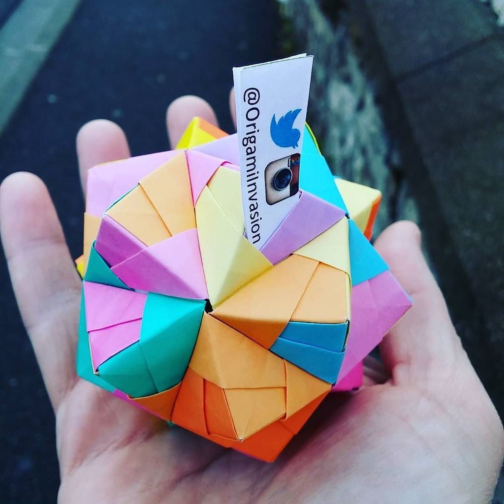 OrigamiInvasion's tweet photo. Sonobeball chez @ankkafood
#origami #paper #papercraft #craft #paperfolding #origamiinvasion #sonobe #sonobeball #… https://t.co/x6zTznGvk2