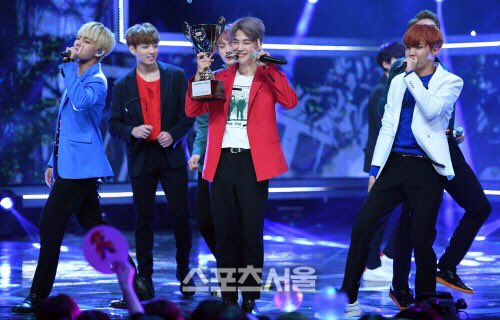 stillwithen's tweet photo. he is so happy im happy https://t.co/KaKRgH2KRB