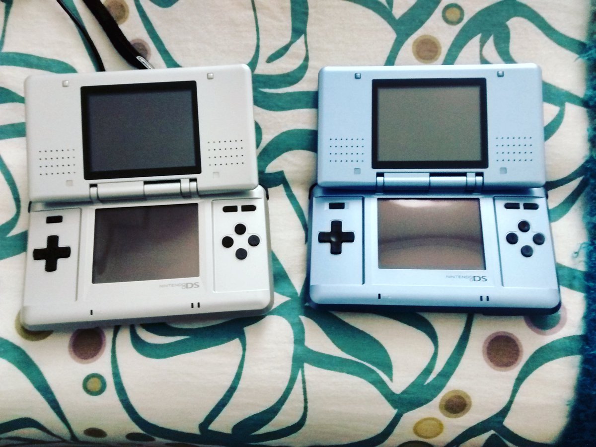 pulgareando's tweet photo. Doble pantalla y doble portátil :D #nintendods #dsfat https://t.co/9r2cJHSEHP