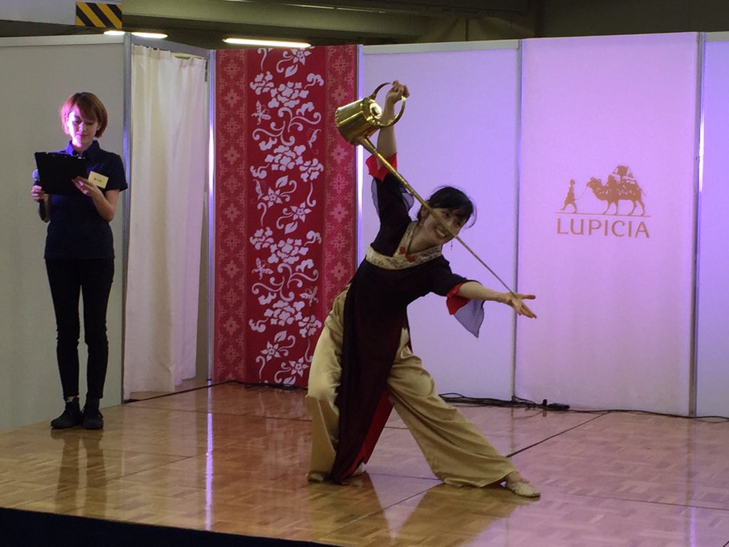 futian1's tweet photo. ルピシアのイベントが福岡で初開催ということで、お茶好きの私も行ってきました〜。1日でこんなにいろんな種類のお茶を飲んだのは初めてでした。ルピシアの社員の藤田さんが振り付け、茶芸ダンスを披露してくださいました。すごく素敵だった〜！ https://t.co/sh7xyez99U