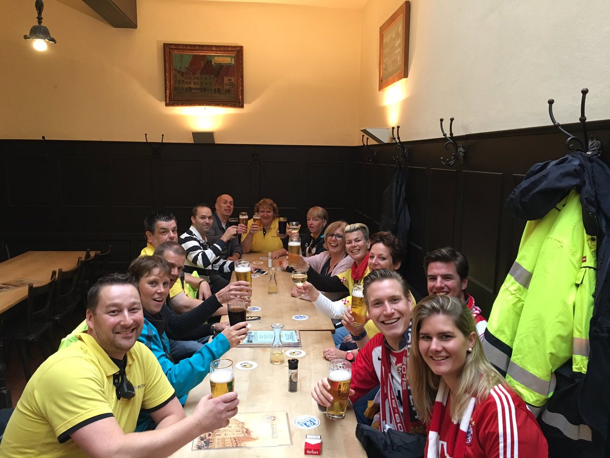 Steph_Otto's tweet photo. FC Bayern - PSV @FCBayern @psveindhoven @PSV #MiaSanMia Bayern und PSV Fans feiern gemeinsam https://t.co/VhaNO3vaOK