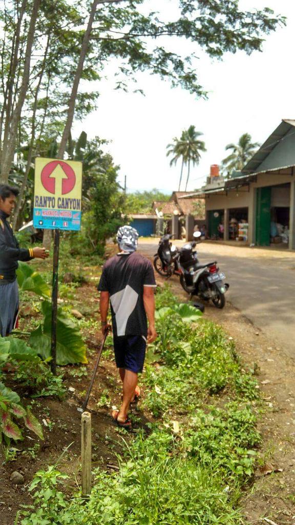 rantocanyon's tweet photo. Pemasangan petunjuk arah menuju Ranto Canyon di beberapa lokasi wilayah kec. Salem 😊 https://t.co/WWi8YK1vEi