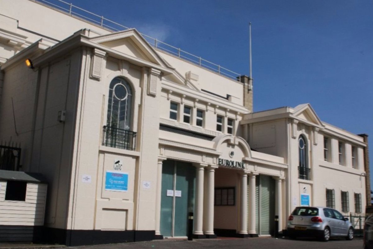 Photographers wanted to share SW2 1BZ photo studio. £350 pp per month (No bills) natural light/own mini kitchen apwildingphotography.com/3616146-brixto…