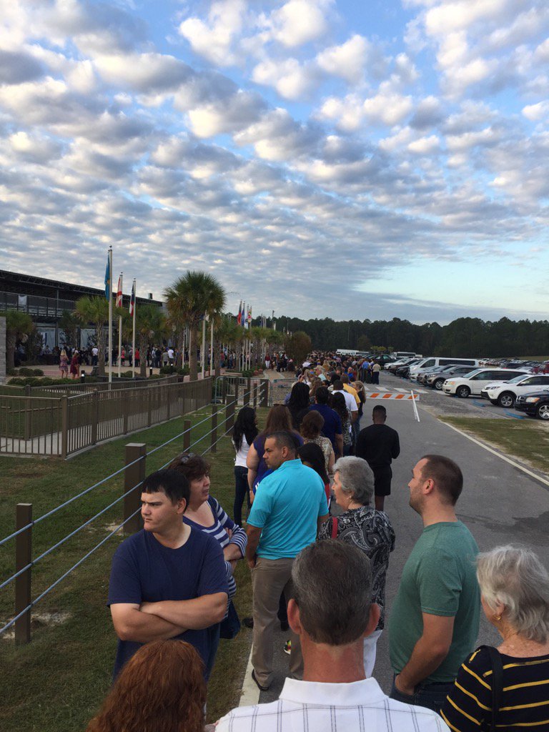 5C71SG's tweet photo. The line to get into a Basic Training family day is long as heck!  #armyfamily #armystrong https://t.co/mN0E3JVes2