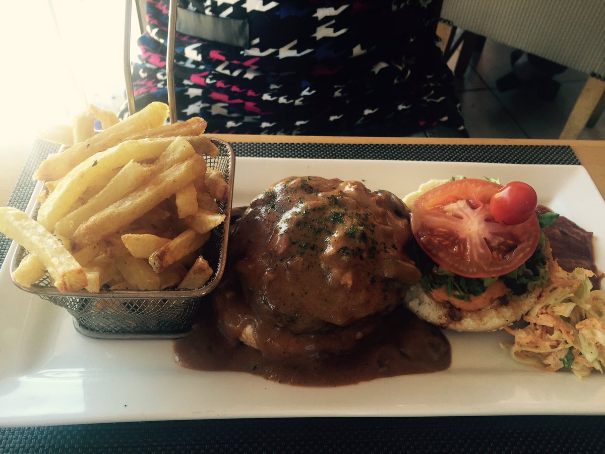 CorneBurger3's tweet photo. @BensontheBeach @BidfoodSA #bestlunchever https://t.co/s6bJvsSi3w