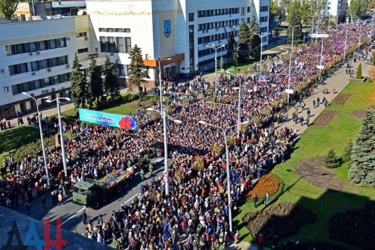 В Донецке проходит церемония прощания с Арсением Павловым 