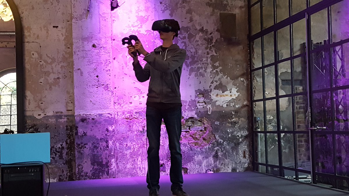 codecamp2016's tweet photo. Hier im Camp werden auch die neuesten #vr Innovationen getestet. #codedesign16 https://t.co/kLgxMuIFDp