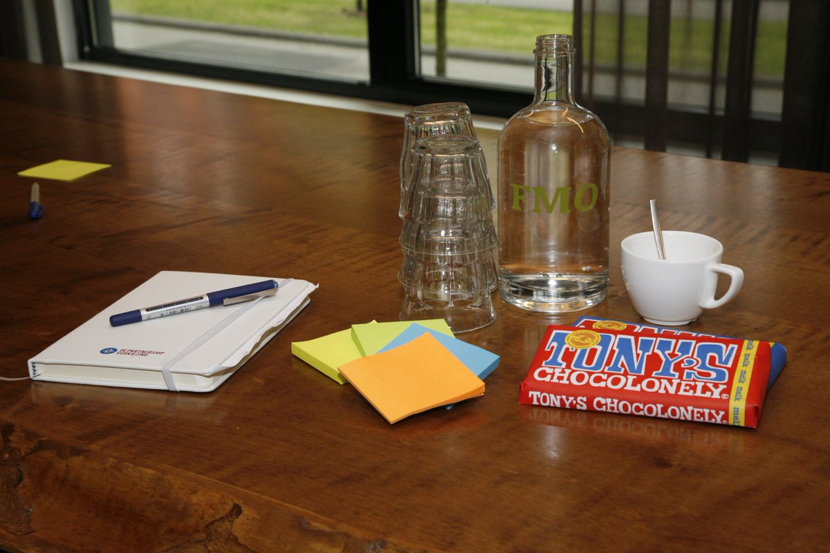 departnership's tweet photo. Post-its, koffie en @tonychocolonely: alles wat je nodig hebt tijdens een brainstorm voor een succesvolle duurzame business case! #DPV1617 https://t.co/4ZcURmh7jK