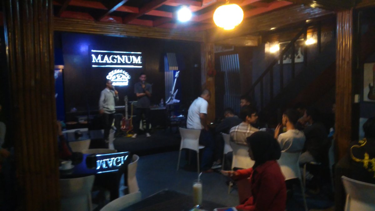 Jalan jalan, eh nyangkut di <a href="/TheNenzCafe/">the nenz cafe</a> ada rekan rekan @StandUpIndoCMH nongton ahhhh .....