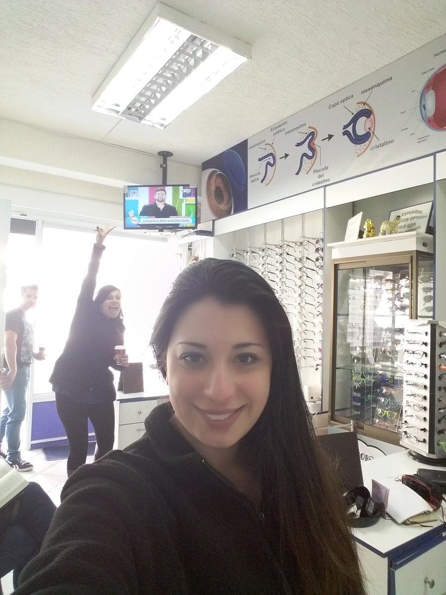 Ma_Ale_Rojas's tweet photo. #juntasconmp aquí en el trabajo con mi cuñada y necesitamos un tratamiento URGENTE en nuestro pelo :) https://t.co/ucvV3bT5mC