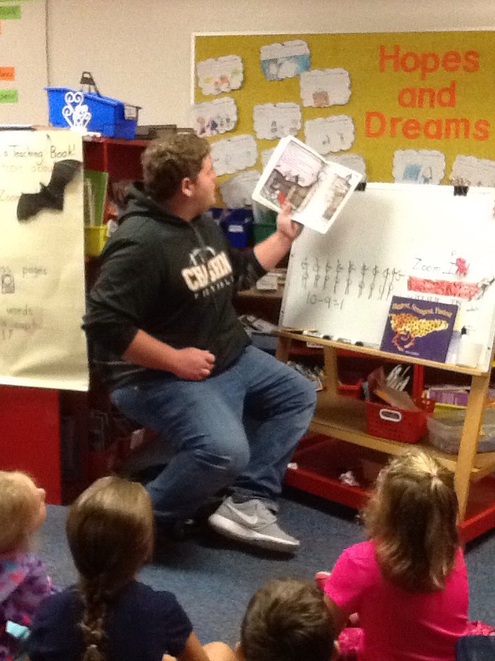 cantorclassroom's tweet image. Riley a senior in hs is helping our first grade class today!
