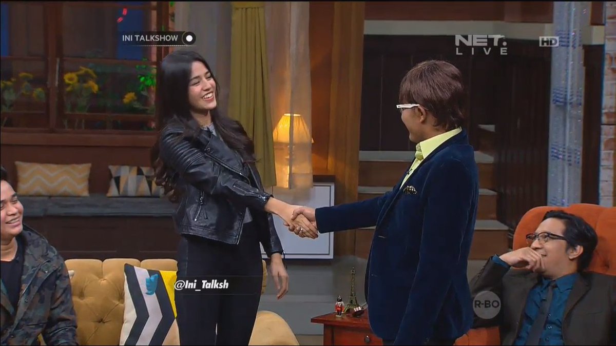 ulfa_prikitiw's tweet photo. acie acie cie @newsuleprikitiw @susansameh awas jgn lama2 pegangnya ada yg marah @bangbily #BillySusanIniTalkShowNET https://t.co/YVc3Bn85xm