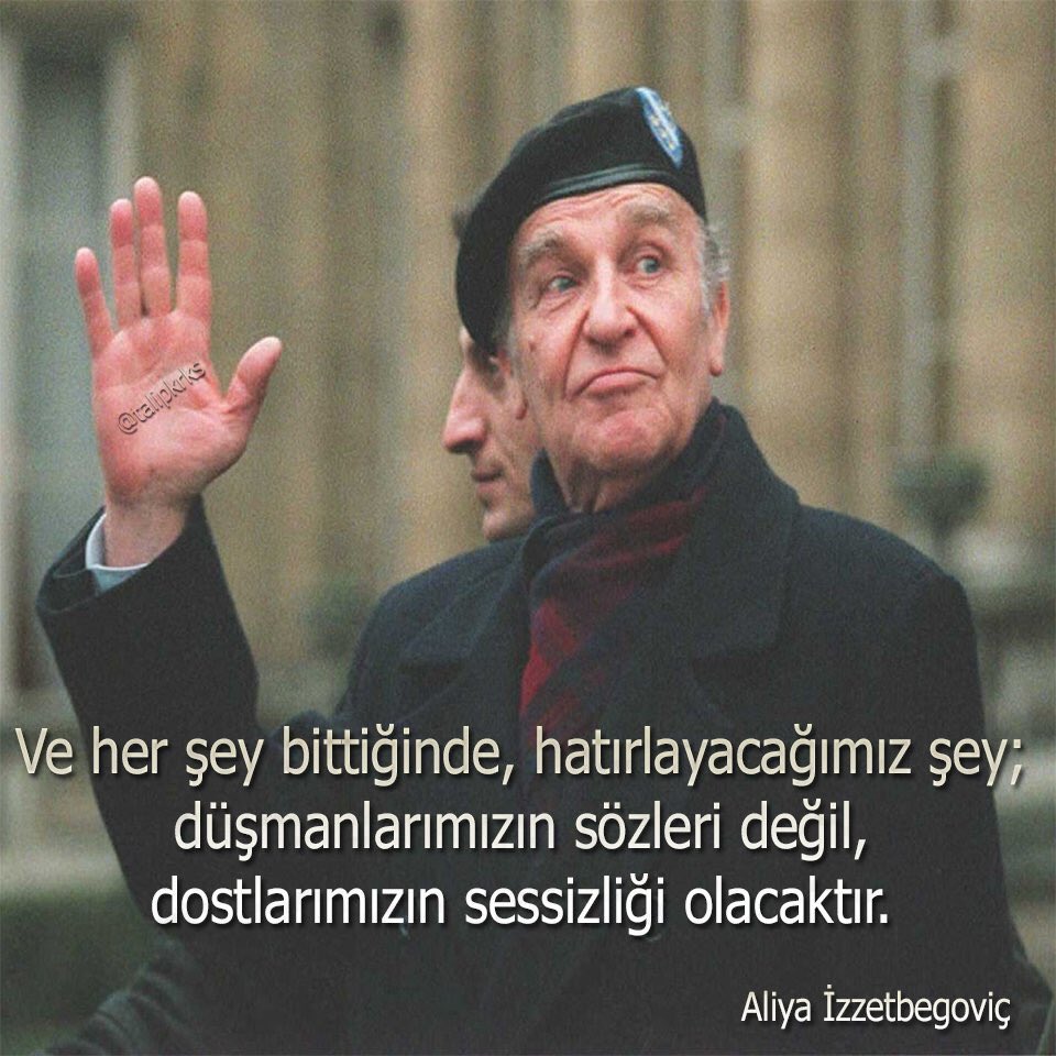 erbain25's tweet photo. KABRİNİ BİLE ŞEHİT ASKERLERİNİN İÇİNE YAPTIRACAK KADAR MÜTEVAZİ YÜCE KOMUTAN O KABRİ ZİYARET ETTİREN RABBİME HAMDOLSUN🙏🙏😥 #Aliyaİzzetbegoviç https://t.co/LkPPV0jUoY