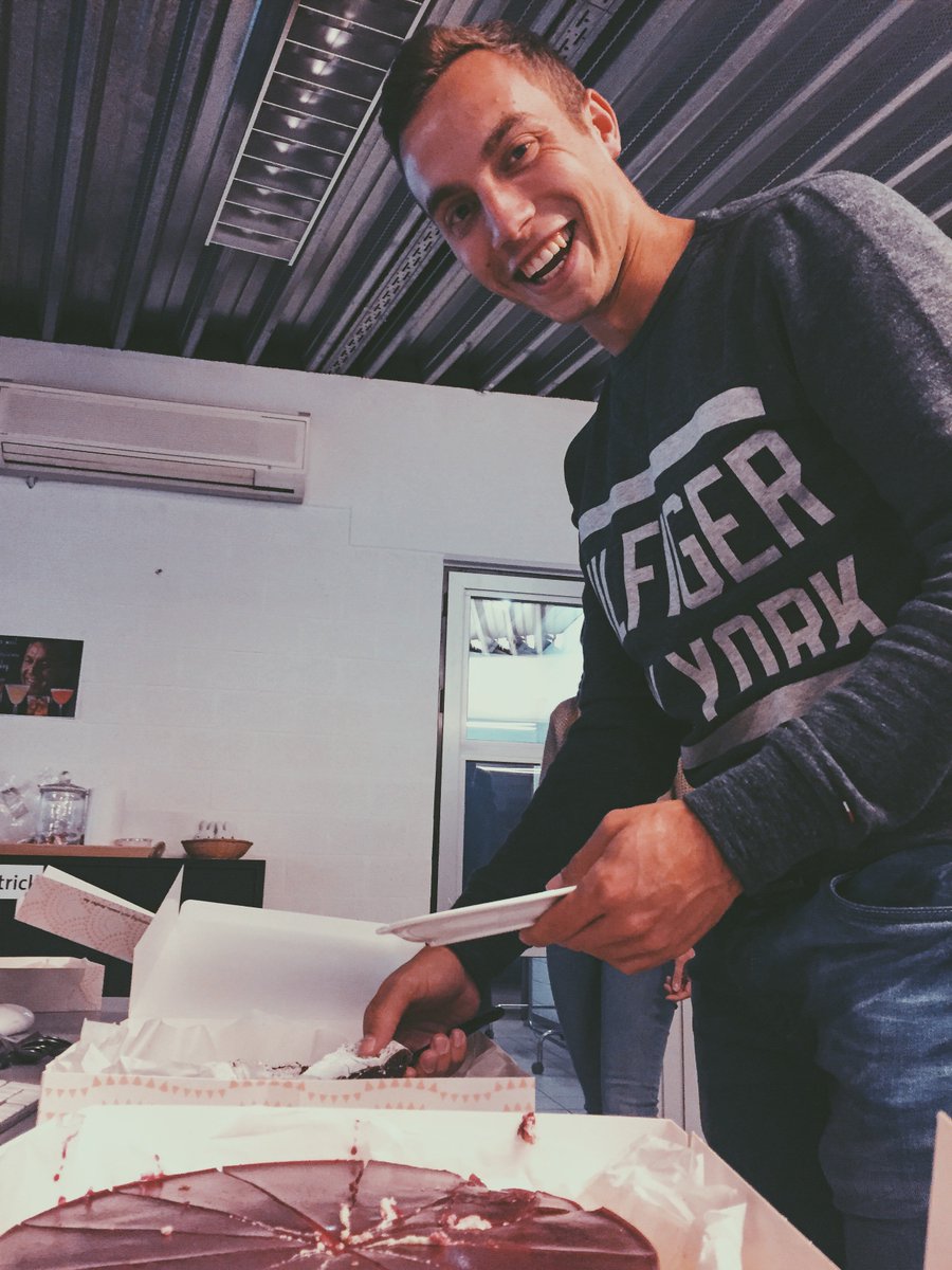 WeAreDaddyKate's tweet photo. Vandaag verwelkomen we onze enige echte Pablo (aka Brent). En ja, dat doen we met: taart! #welkom #mjammie #branditto https://t.co/zGQtp1sYdf