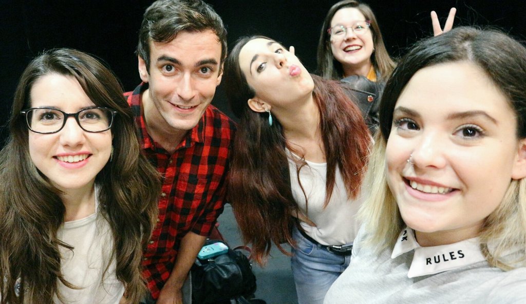 MariaHF_13's tweet photo. Dios los cría y ellos se juntan. ¡Locura máxima con @dostipjulia @CrocodileYellow @LaiaSoler_ @CarlosCaarr en la #AndReaderCon2016! 🎉🎉😂😂😂💗 https://t.co/sOcheGJCNm