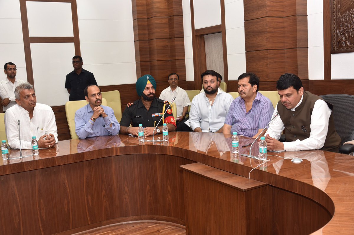 CM <a href="/Dev_Fadnavis/">Devendra Fadnavis</a> hands over cheque of ₹ 2 lakh each to 18 families of soldiers who got martyred  fighting for the nation in the #UriAttacks