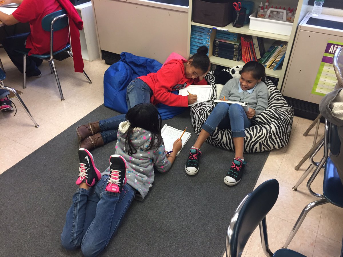 j_santossilva's tweet image. .@Calcutt_MS rockstar T Ms. Pinto is rocking the station rotation on her first try! @HighlanderInst @vcapellan @buddycomet #blendedlearning