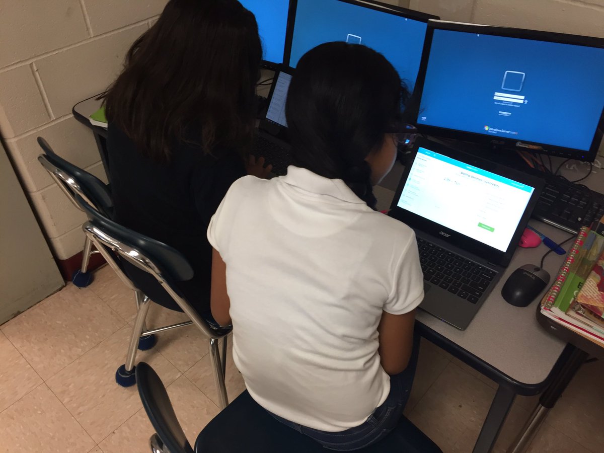 j_santossilva's tweet image. .@Calcutt_MS rockstar T Ms. Pinto is rocking the station rotation on her first try! @HighlanderInst @vcapellan @buddycomet #blendedlearning