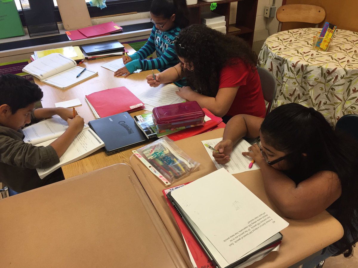 j_santossilva's tweet image. .@Calcutt_MS rockstar T Ms. Pinto is rocking the station rotation on her first try! @HighlanderInst @vcapellan @buddycomet #blendedlearning