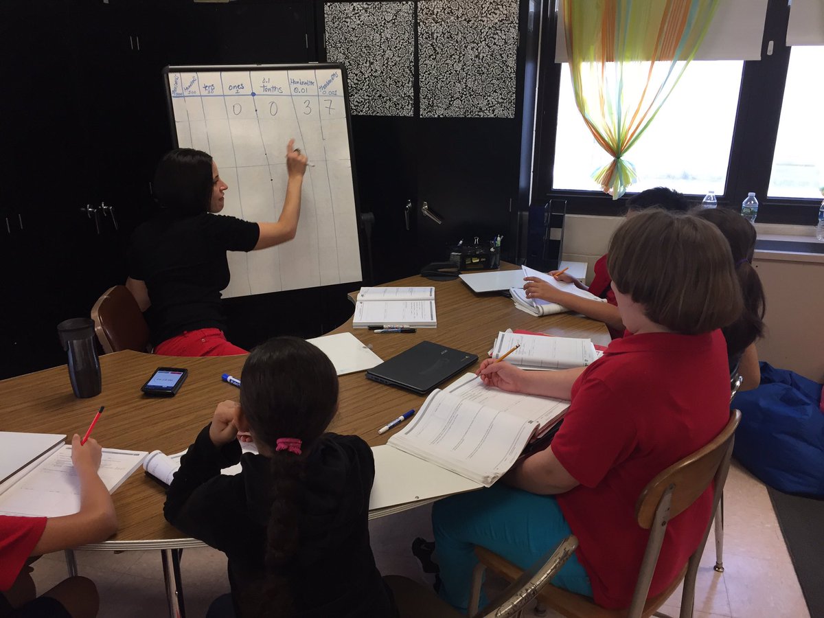 j_santossilva's tweet image. .@Calcutt_MS rockstar T Ms. Pinto is rocking the station rotation on her first try! @HighlanderInst @vcapellan @buddycomet #blendedlearning