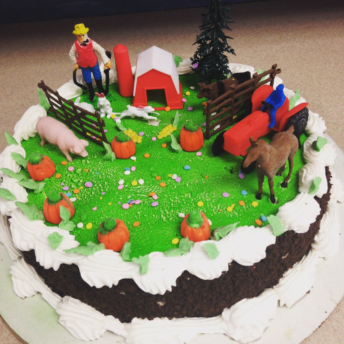 Hershey_WI's tweet photo. Pumpkin farm cake! https://t.co/ZGsCetsKWT