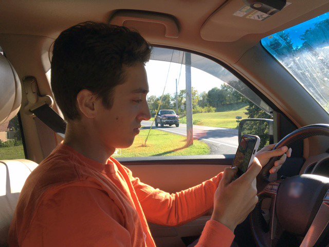 WacoJoe254's tweet photo. Over 80% of teens say they use their smartphones while driving:https://t.co/x1iJwB1gvR Remind them every day of the risks. #NTDSW #Drive2N2 https://t.co/7itzh68Yfc