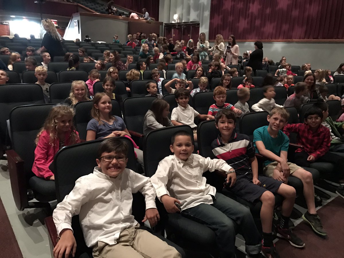 FESsharp2's tweet image. Waiting patiently for Arthur&apos;s Halloween to begin!!