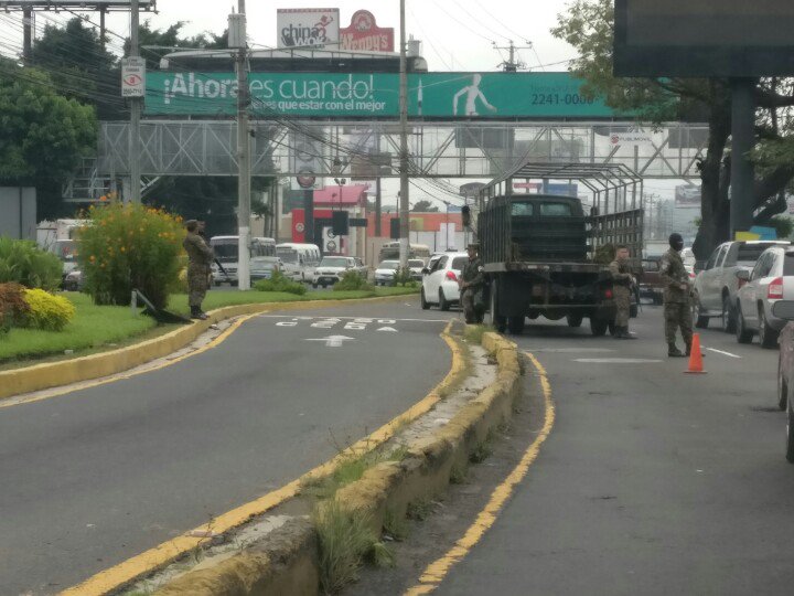 LayerMg's tweet image. Increíble #TraficoSV  y la fuerza armada se queda en frente de Torre Cuscatlán en los proceres @ddovia  @alertux