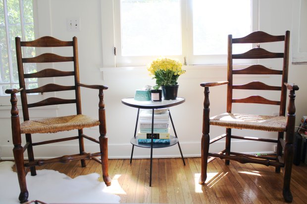 Our Associate Editor @leslieksteph shares the tips she used for cutting costs while decorating her new home. cupcakesandcashmere.com/decor/how-to-c…