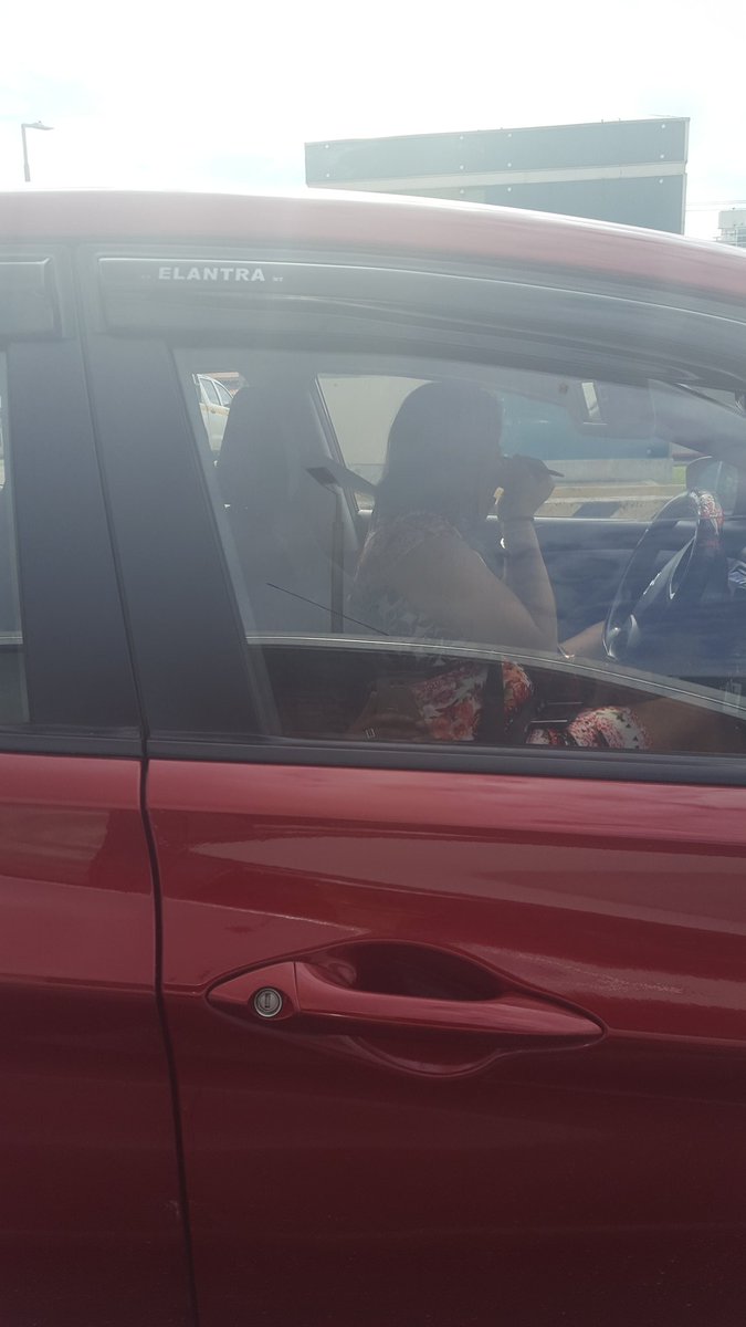 aldocatuy's tweet photo. @AlvaroAlvaradoC mire la irresponsabilidad de esta dama que arriesga su vida y la de los demas por la "belleza" https://t.co/xT5QeENHgk