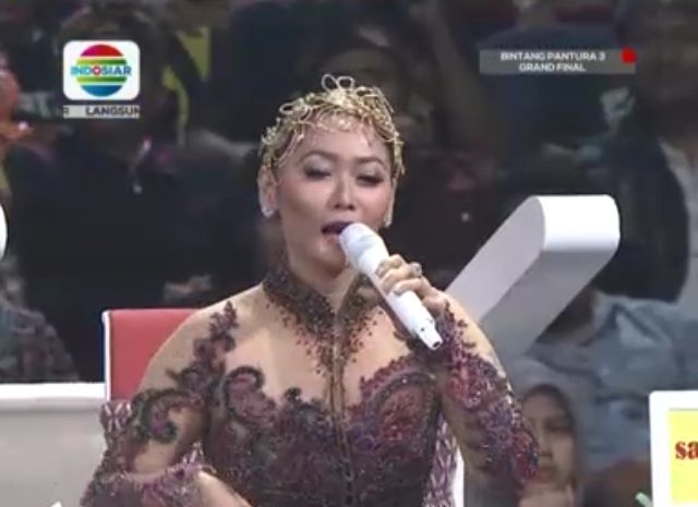 Indosiar's tweet photo. Senangnya Susi juga dapat mic baru dari Bunda @daratista_inul #BintangPantura3 https://t.co/2Nc1wsw62v