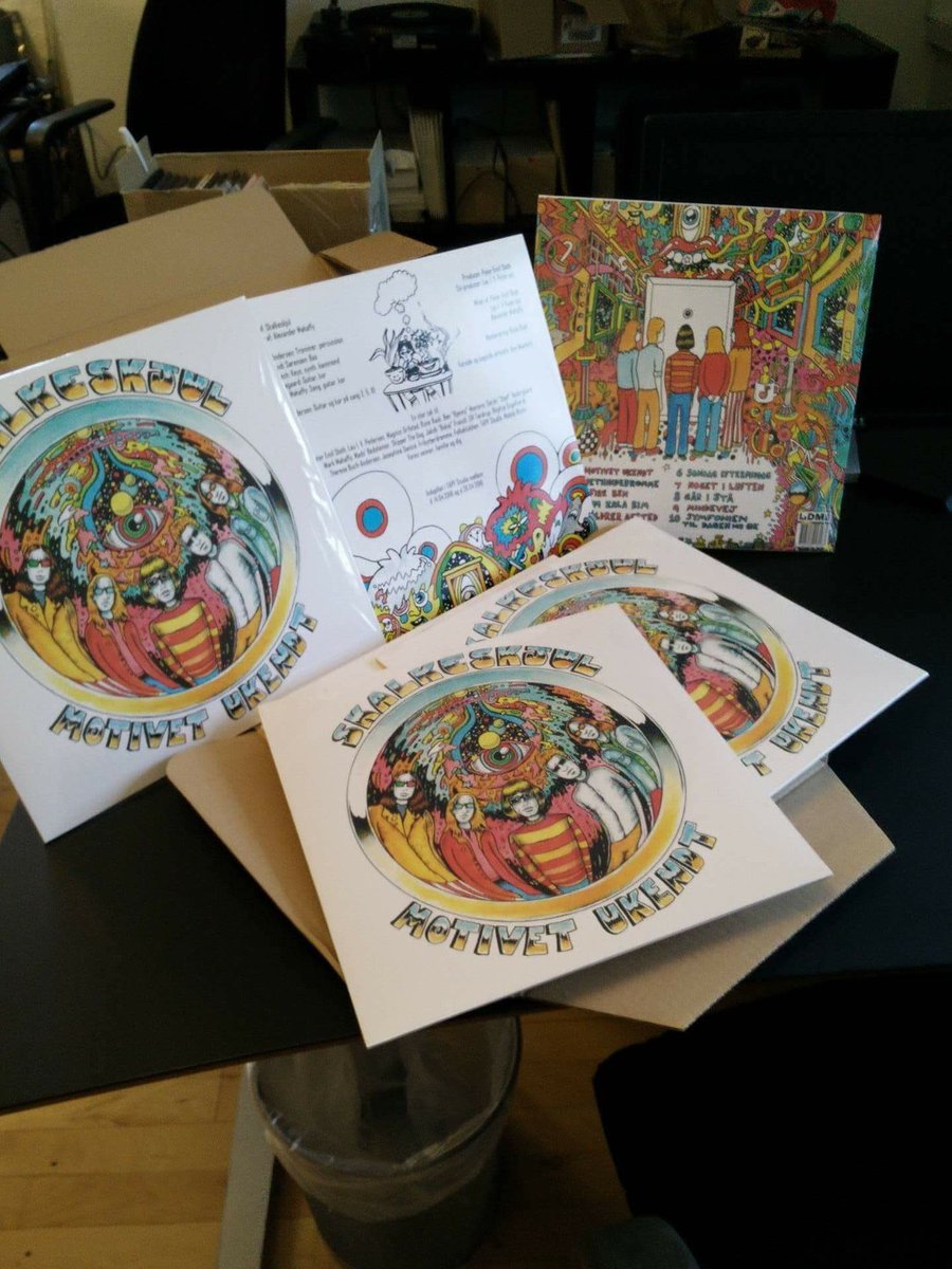 skalkeskjulz's tweet photo. Vores debutplade er landet i dag! Den udkommer d.28 okt - Ses på landevejen! #skalkeskjul #dkmusik #vinyl #debut https://t.co/cbkEf1FKcv
