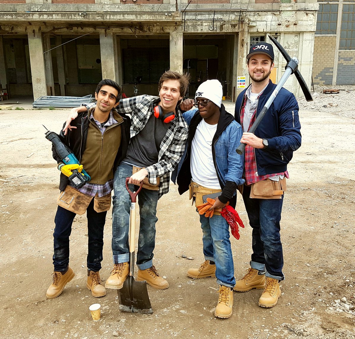 Rubiu5's tweet photo. Pasando el dia con los boysss ingleses @Vikkstar123 @ComedyGamer @OMGitsAliA https://t.co/yCeOKGVcVu