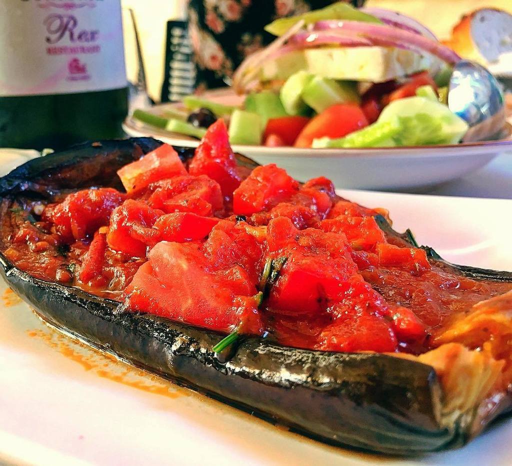 gigieats1's tweet photo. #Tomatoes, aboard an #eggplant "ship"... About to cruise to MY MOUTH. #Corfu #glutenfreebruschetta #rexrestaurant #… https://t.co/1oamML7qpP
