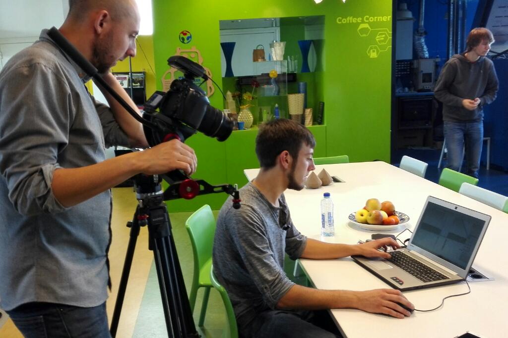 jeroenmens's tweet photo. Niet alléén frezen @WikihouseHU vandaag... Er werd óók gefilmd &amp; geïnterviewd tbv vlog @SophieMilzink :-) ! #HUFNT https://t.co/RIbdkixuPX