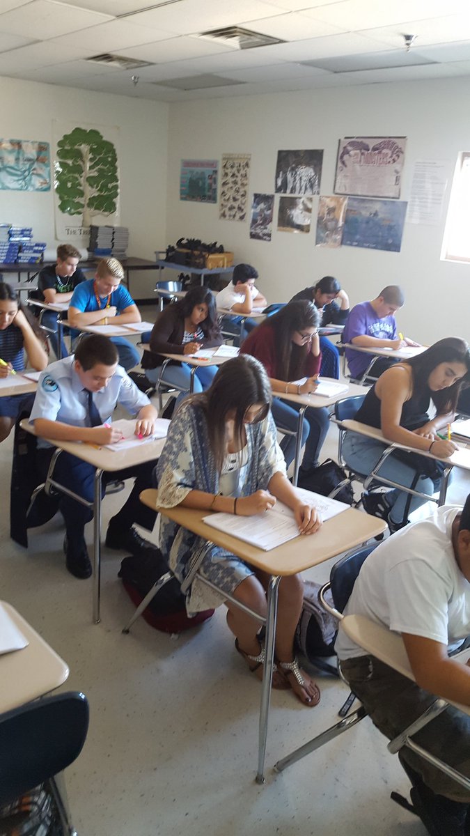 MarquesReischl's tweet photo. Mr. Woody's Bio class annotating informational text, writing+answering questions using DOK wheel. #AZMeritPrep #SOC https://t.co/BP9WLZtTrf