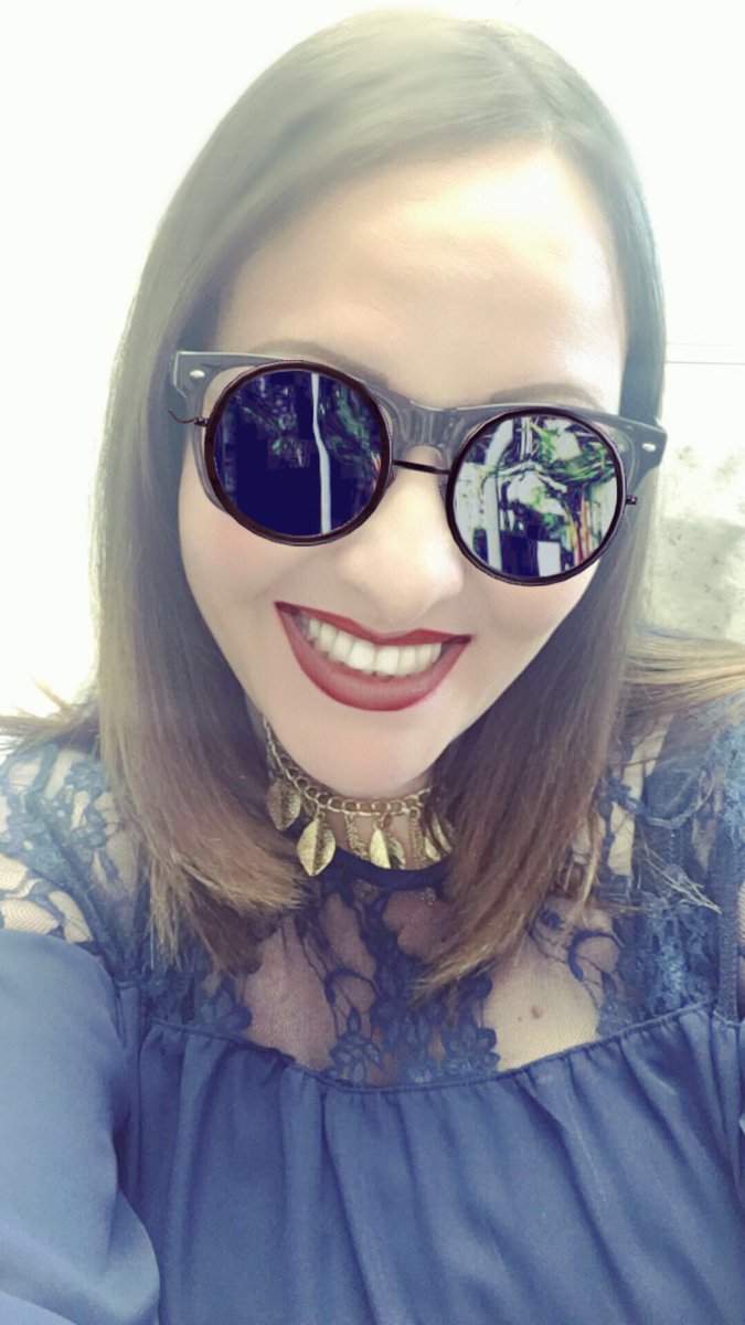 PsicologaLopez's tweet image. Quítenle el celular para que salga de SNAPCHAT #WhatTheHellisThis 📲😆😂😂🙄🙈