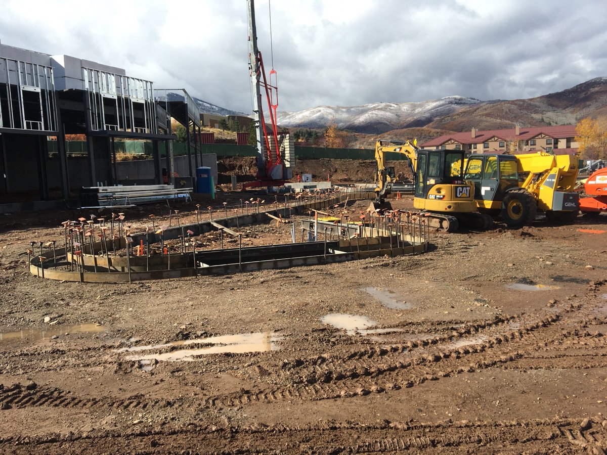 GreenConstInc's tweet image. #TeamGreen in Park City pouring curb and gutter for Layton Construction #construction #curbandgutter #Greenconstructioinc