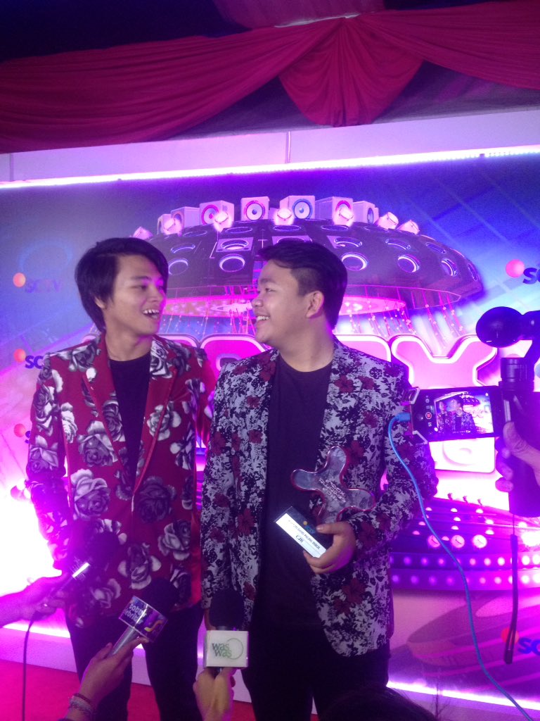 nhoerbaya's tweet photo. Selamat buat @cjriscjr 👏🏻👏🏻👏🏻 
Yeaaaaaaaaaaay @alvaromaldini1 @TeukuRyz @iqbaale #CJRonInboxAwards2016 https://t.co/YnwP8ZzyLJ