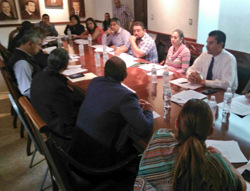 DMSPDGO's tweet photo. Comandante Abel Fermán Rodríguez presente en la Comisión De Actividades Económicas de @CabildoDgo Atendiendo solicitudes de la ciudadanía. https://t.co/ulmqCm0Dz0