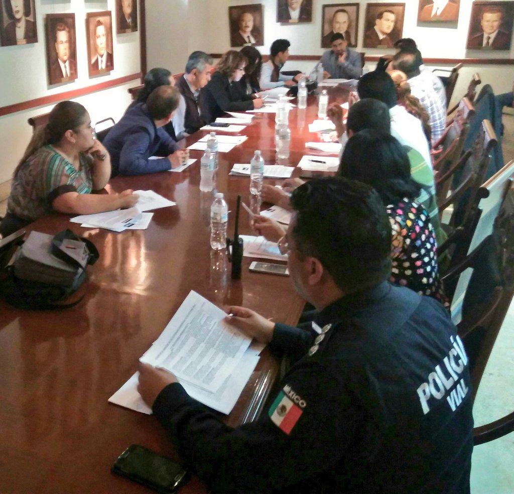 DMSPDGO's tweet photo. Comandante Abel Fermán Rodríguez presente en la Comisión De Actividades Económicas de @CabildoDgo Atendiendo solicitudes de la ciudadanía. https://t.co/ulmqCm0Dz0