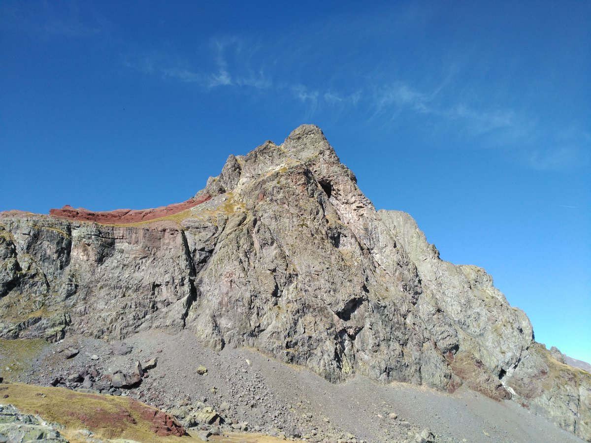 Esta mañana, ascendiendo el Anayet por su nueva vía "sueño de verano", increíble realizar actividad en este entorno!Anímate! <a href="/IbonesPirineo/">Ibones del Pirineo</a>