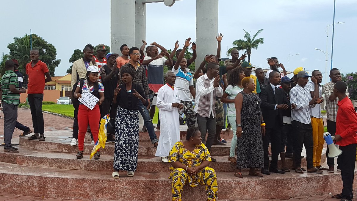 pprdofficiel's tweet photo. #RDC : Kinshasa, mercredi 19 octobre. Entre deux reunions, @AmbHenriMova sur la Place des Evolués, dans une ville plus vivante que jamais. https://t.co/wWrSwlOxOb