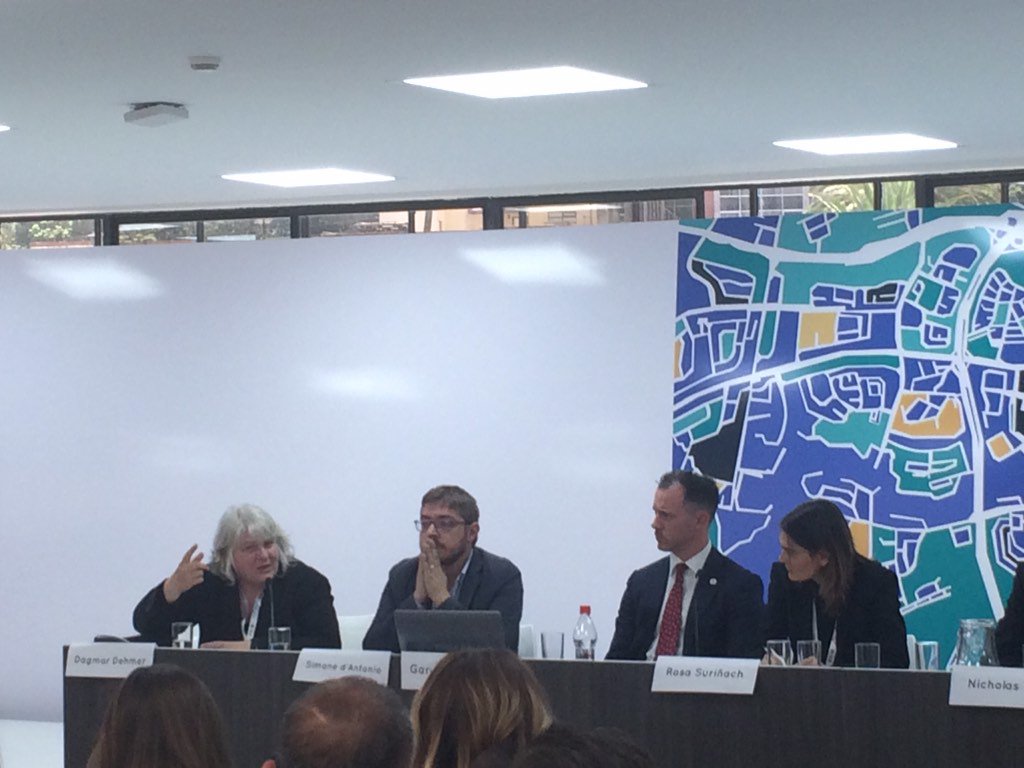 'If media start being actors, we have a huge accountability problem' @dpomondi at Media Roundtable <a href="/globalvoicesau/">Global Voices</a>