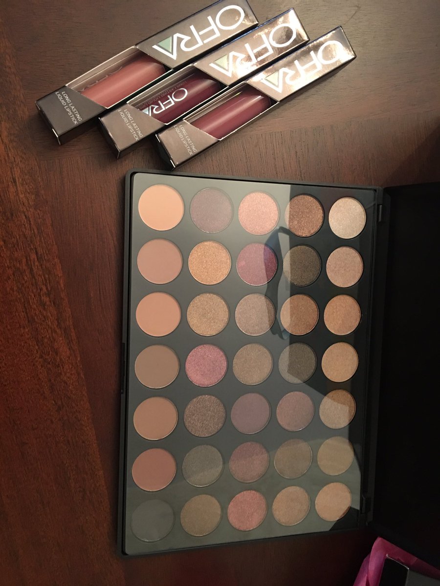Joeyepster's tweet photo. My boyfriend got me the @MannyMua733 ofra lipsticks and the 35F Morphe pallet for my birthday. I'm dead. https://t.co/FIXEfDAoPE
