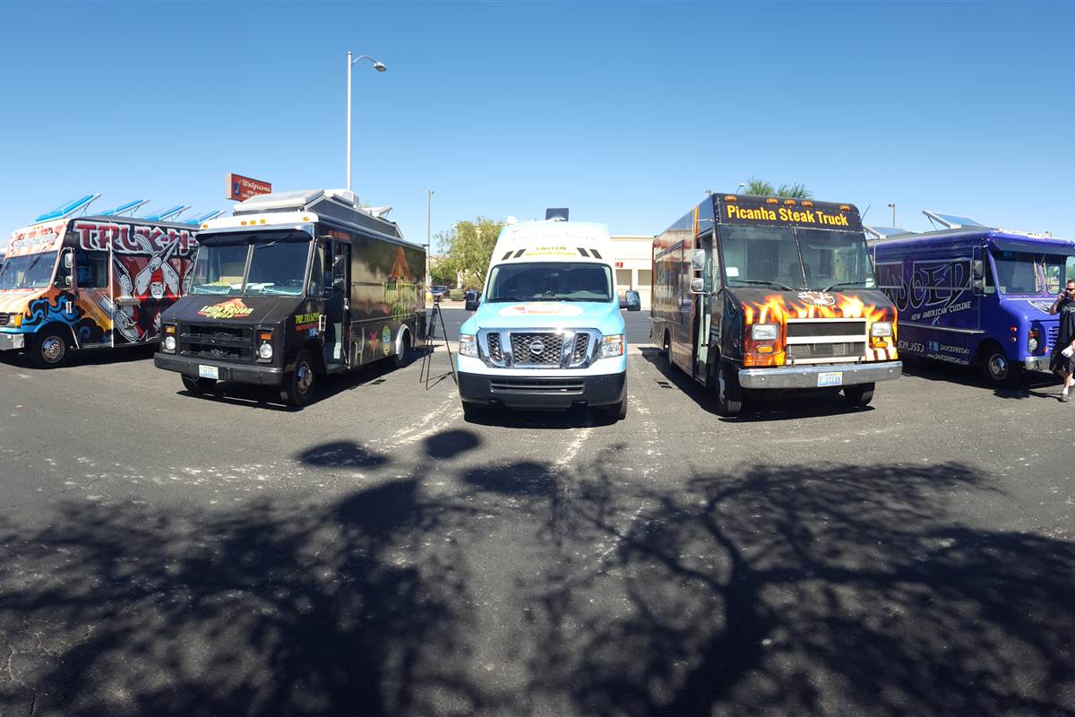 PeterCorless's tweet image. 2nd Guards Armored Taco Division storms Las Vegas! Objective: Trump Hotel. #FireForEffect 🔥🌮🔥

Photo: @pilitobar87
nbcnews.com/news/latino/wa…