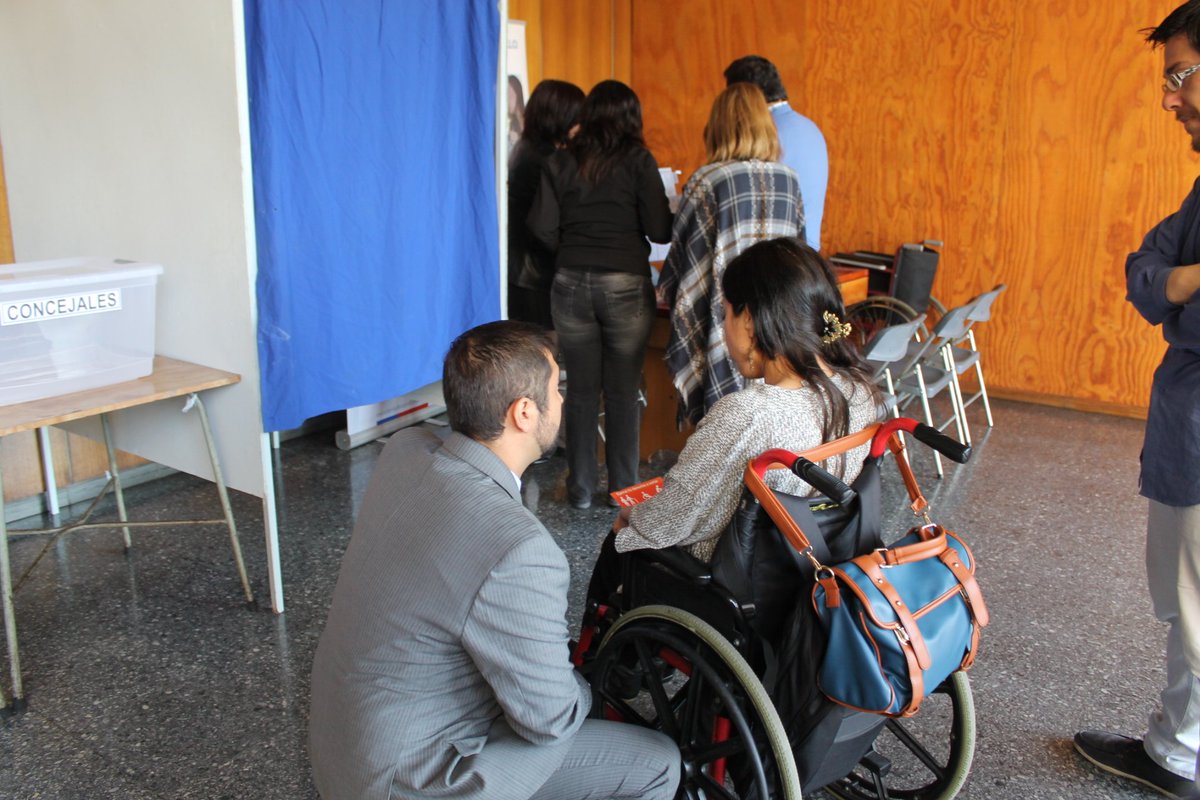 MDSValparaiso's tweet photo. "Persona en sit disc puede votar de manera autónoma o asistidos, c/plantilla braille y exigiendo acceso a mesa" Dir @Senadis_Valpo #YoSíVoto https://t.co/0Yx3OvS0jW