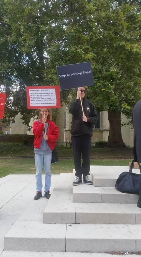 EnglishTommy1's tweet photo. I will never forget the successful #IslamKillsWomen protest @AMDWaters organised outside Parliament. Brave people, real #Feminists https://t.co/qz2o7kZZW9