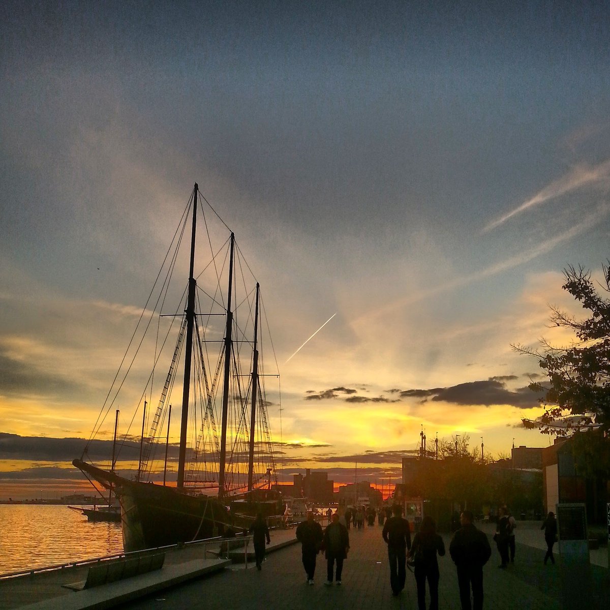 ThoughtMedia's tweet photo. Great capture📷 by our #photographer! #Sunset 🌤️ #Skyline #Harbour-Front #Toronto.. Such wonderful #colors!👌😊 #sailboat #skyporn https://t.co/Il1B4a0iyt